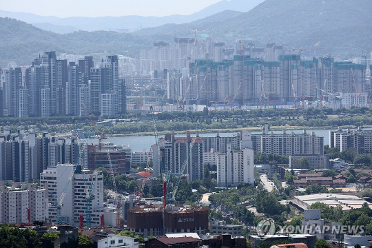 서울 남산에서 바라본 아파트 등 모습. [연합뉴스 자료사진]
